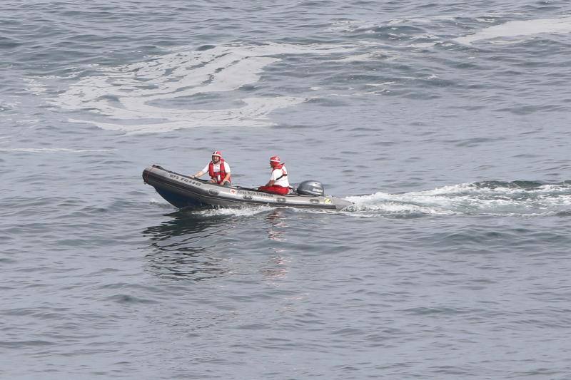 Bomberos de Asturias, Salvamento Marítimo, Guardia Civil y Policía Local de Castrillón rastrean la costa del concejo para localizar a una mujer que cayó al mar mientras pescaba de madrugada en Arnao. 