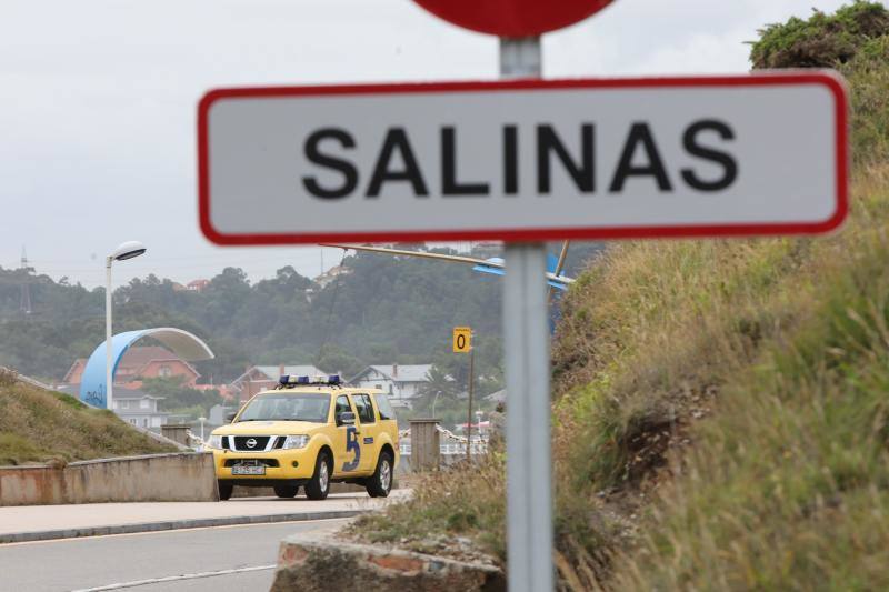 Bomberos de Asturias, Salvamento Marítimo, Guardia Civil y Policía Local de Castrillón rastrean la costa del concejo para localizar a una mujer que cayó al mar mientras pescaba de madrugada en Arnao. 