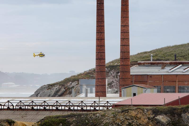 Bomberos de Asturias, Salvamento Marítimo, Guardia Civil y Policía Local de Castrillón rastrean la costa del concejo para localizar a una mujer que cayó al mar mientras pescaba de madrugada en Arnao. 