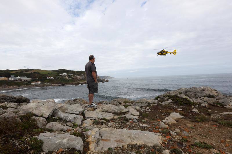 Bomberos de Asturias, Salvamento Marítimo, Guardia Civil y Policía Local de Castrillón rastrean la costa del concejo para localizar a una mujer que cayó al mar mientras pescaba de madrugada en Arnao. 