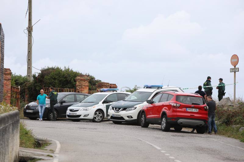 Bomberos de Asturias, Salvamento Marítimo, Guardia Civil y Policía Local de Castrillón rastrean la costa del concejo para localizar a una mujer que cayó al mar mientras pescaba de madrugada en Arnao. 