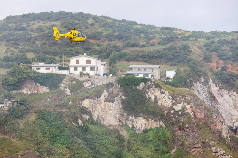 Bomberos de Asturias, Salvamento Marítimo, Guardia Civil y Policía Local de Castrillón rastrean la costa del concejo para localizar a una mujer que cayó al mar mientras pescaba de madrugada en Arnao. 