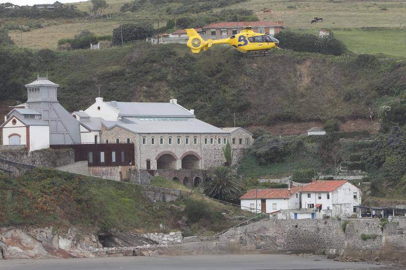 Bomberos de Asturias, Salvamento Marítimo, Guardia Civil y Policía Local de Castrillón rastrean la costa del concejo para localizar a una mujer que cayó al mar mientras pescaba de madrugada en Arnao. 