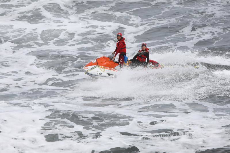 Bomberos de Asturias, Salvamento Marítimo, Guardia Civil y Policía Local de Castrillón rastrean la costa del concejo para localizar a una mujer que cayó al mar mientras pescaba de madrugada en Arnao. 