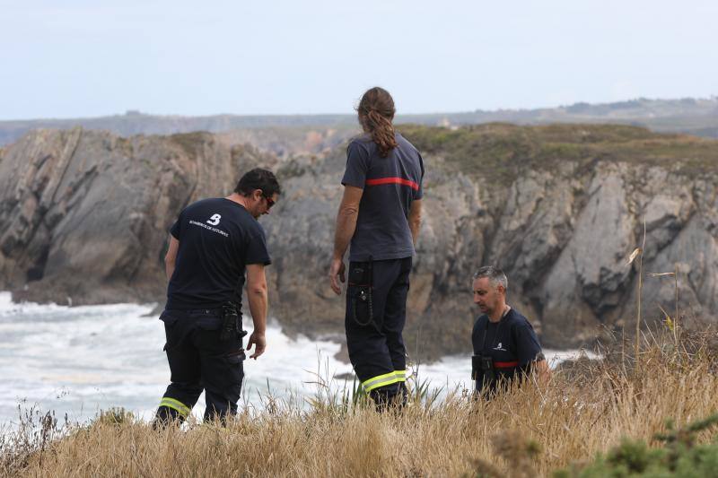 Bomberos de Asturias, Salvamento Marítimo, Guardia Civil y Policía Local de Castrillón rastrean la costa del concejo para localizar a una mujer que cayó al mar mientras pescaba de madrugada en Arnao. 