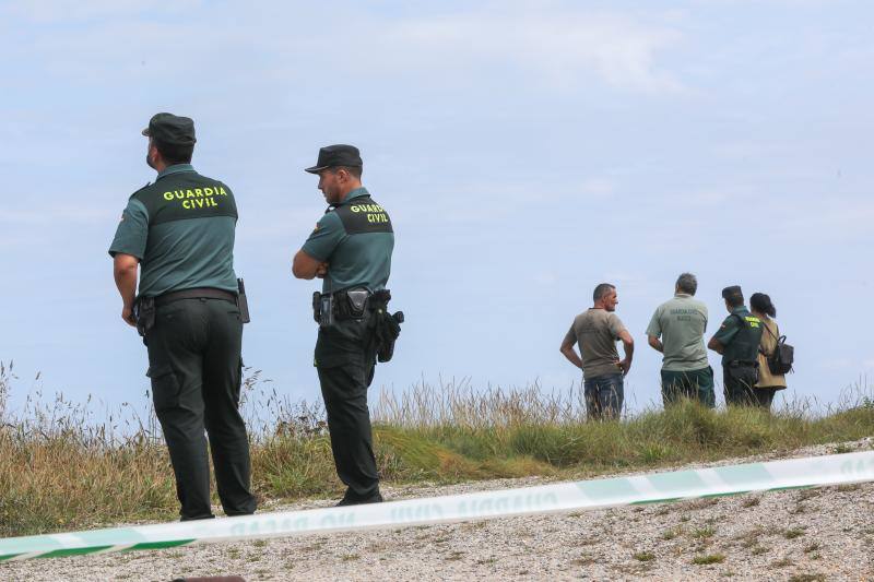 Bomberos de Asturias, Salvamento Marítimo, Guardia Civil y Policía Local de Castrillón rastrean la costa del concejo para localizar a una mujer que cayó al mar mientras pescaba de madrugada en Arnao. 