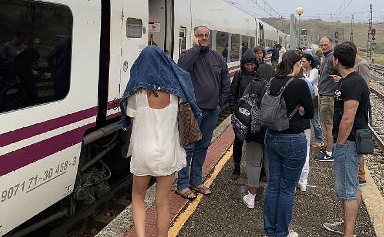 Los viajeros, detenidos en la estación de Busdongo. 