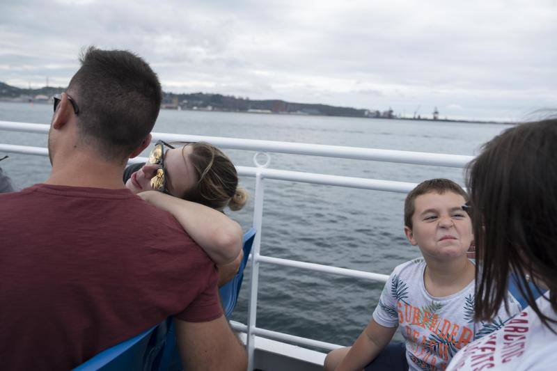 La embarcación Canteli navega cada día para mostrar la ciudad desde el agua.
