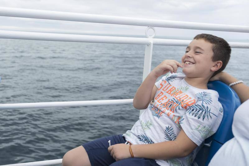 La embarcación Canteli navega cada día para mostrar la ciudad desde el agua.