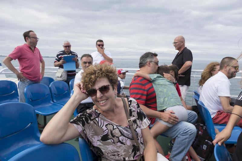 La embarcación Canteli navega cada día para mostrar la ciudad desde el agua.
