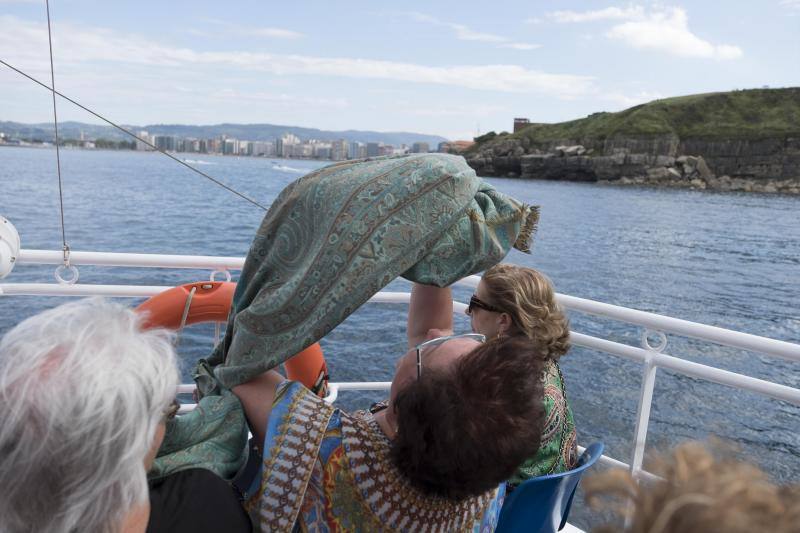 La embarcación Canteli navega cada día para mostrar la ciudad desde el agua.