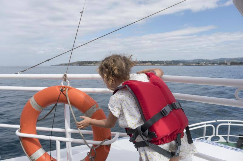 La embarcación Canteli navega cada día para mostrar la ciudad desde el agua.