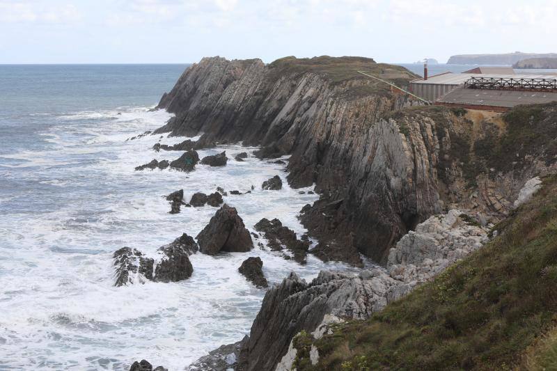 Segunda jornada de búsqueda de la joven que cayó al mar en Arnao.