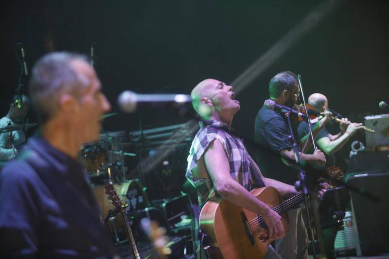 El grupo vallisoletano puso el broche de oro a la fiesta en Laviana con un recorrido por sus mejores temas.