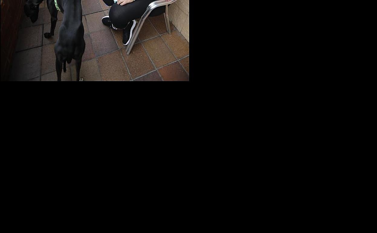 Tres vecinas de Tuilla charlan sobre Kiko Rivera. 