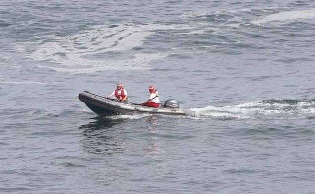 Imagen. Rastreo en la costa de Castrillón para localizar a una mujer que cayó al mar cuando pescaba