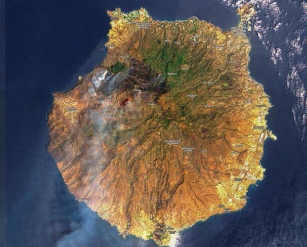 Imagen de la isla de Gran Canaria en la que se ven las dimensiones del incendio tomada por el satélite Sentinel 2 del Programa Europeo de Emergencias Copernicus.