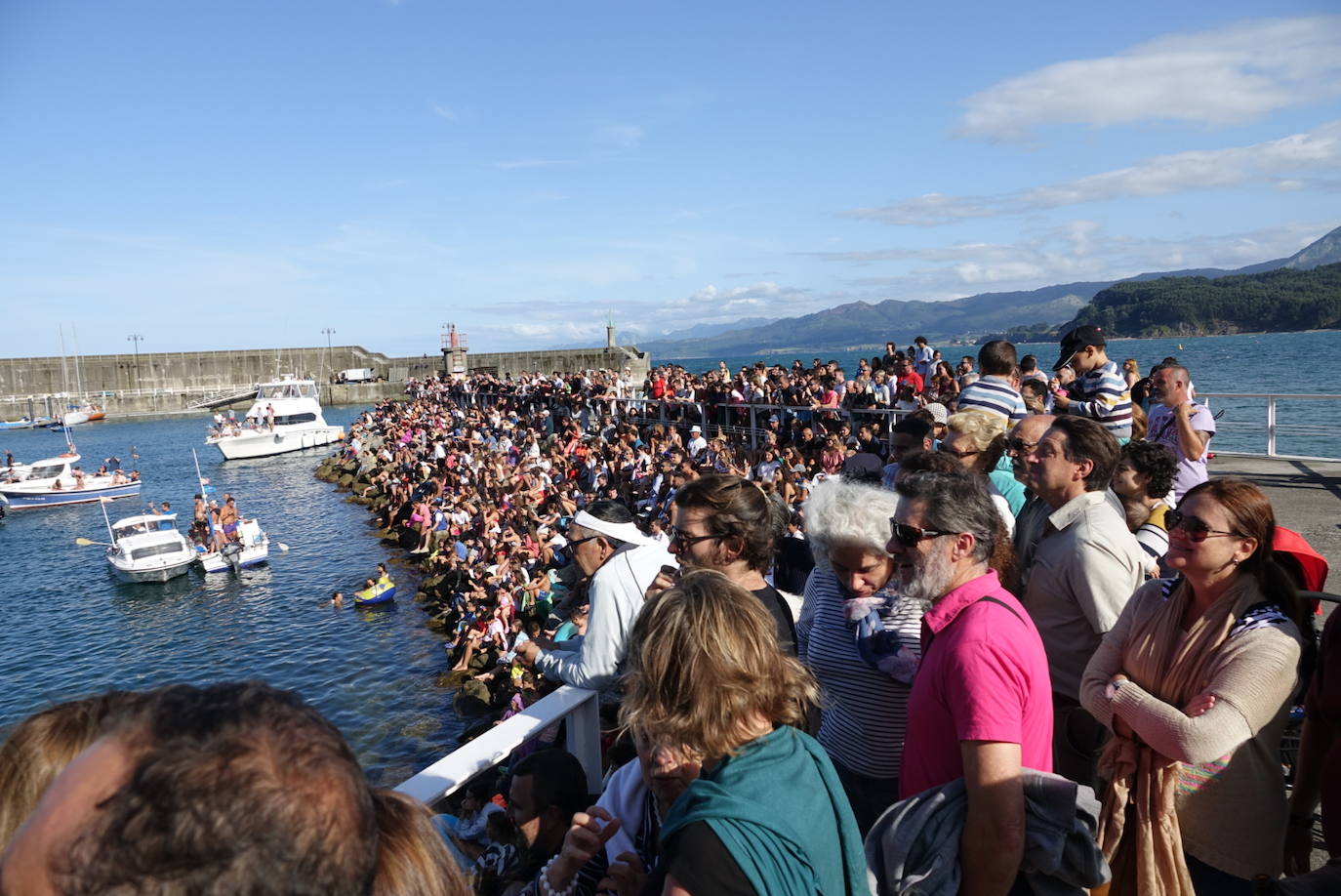 Decenas de participantes en una nueva edición de la tradicional cucaña de Lastres.