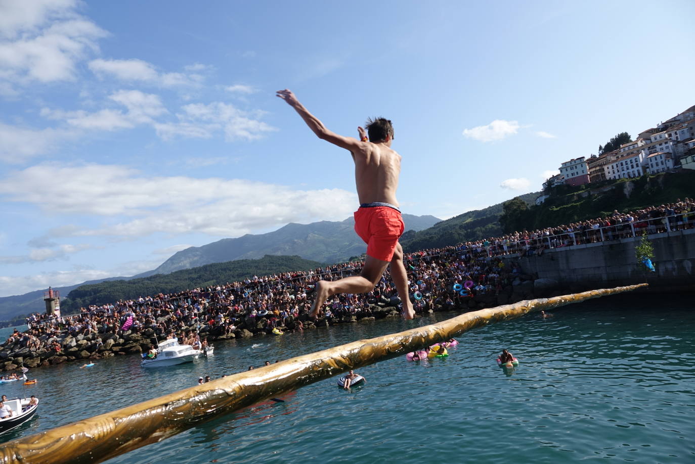 Decenas de participantes en una nueva edición de la tradicional cucaña de Lastres.