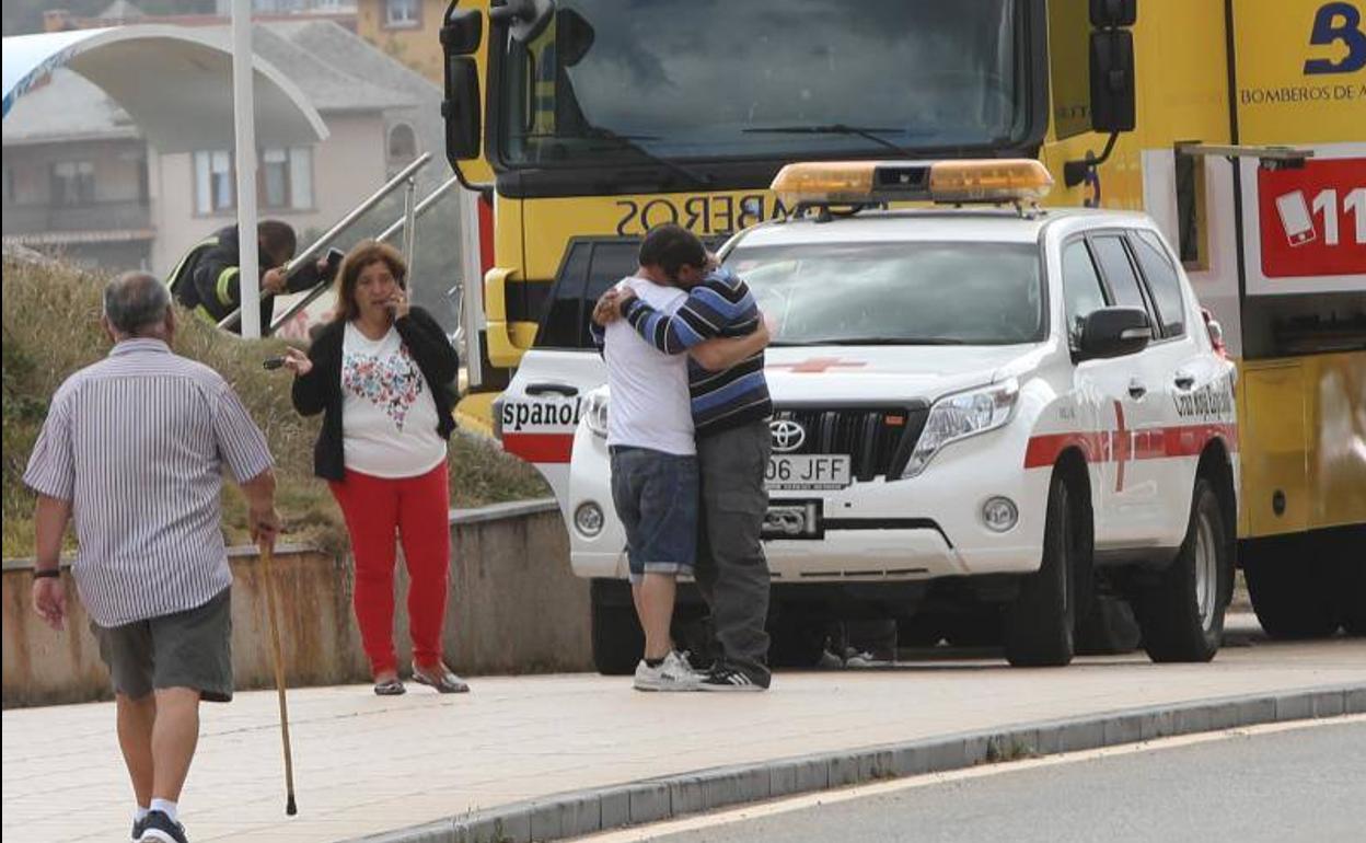 Familiares y amigos arropan a la pareja de Dévora Salas, que sigue las tareas de búsqueda que se desarrollan en la costa de Castrillón.