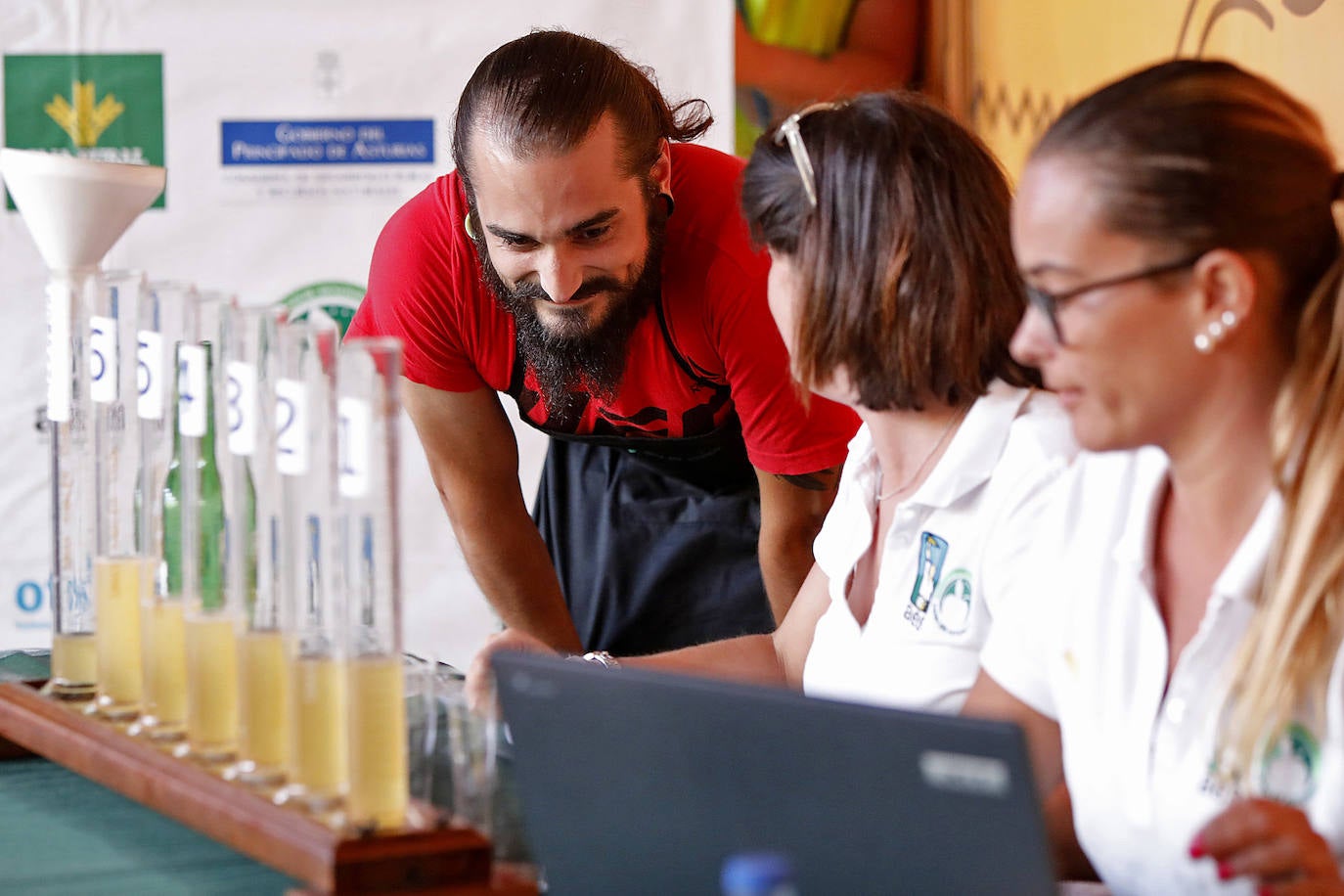 La Playa Mayor de Gijón acogió este jueves la celebración del Concurso de Escanciadores, dentro de las actividades de la fiesta de la sidra. 