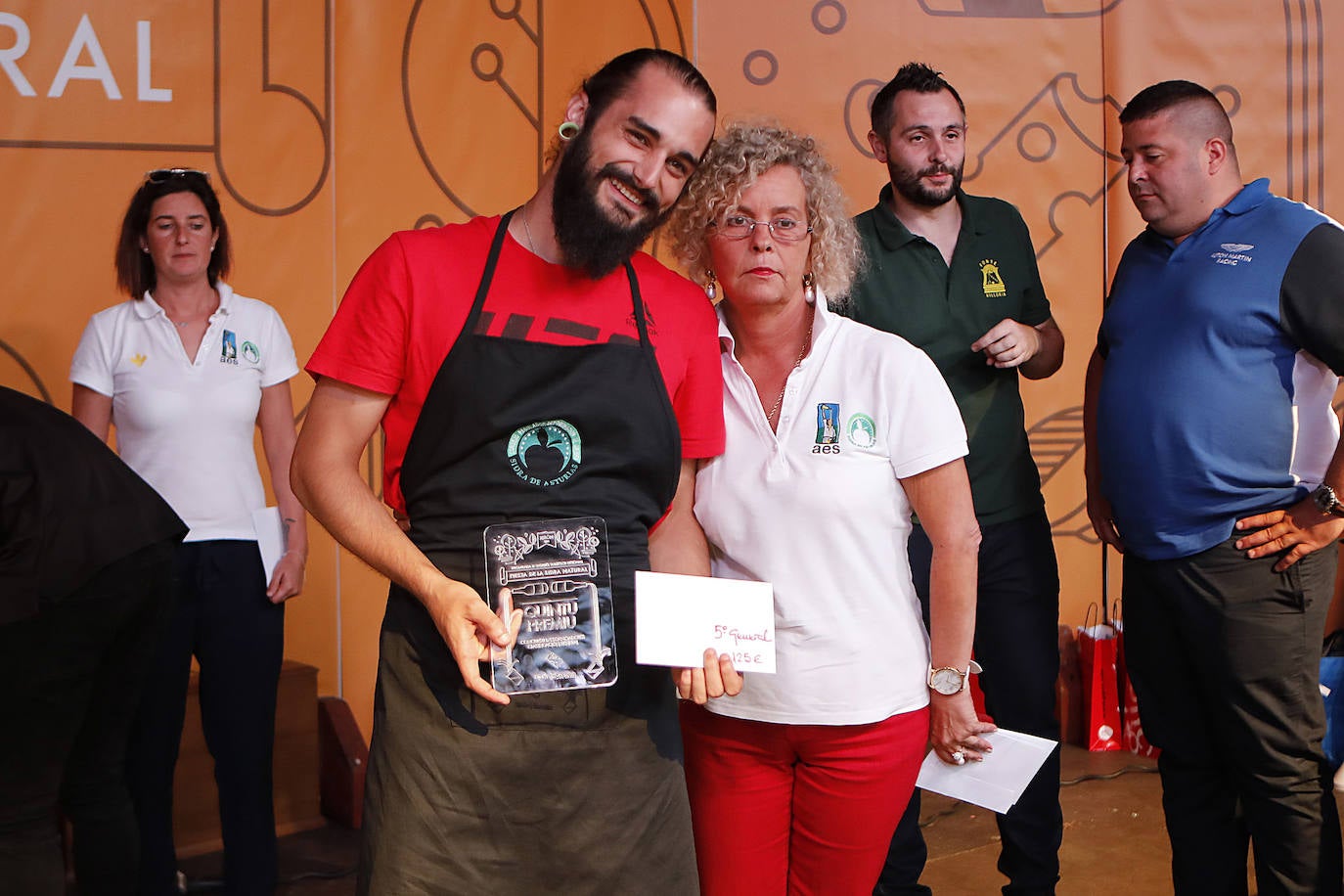 La Playa Mayor de Gijón acogió este jueves la celebración del Concurso de Escanciadores, dentro de las actividades de la fiesta de la sidra. 