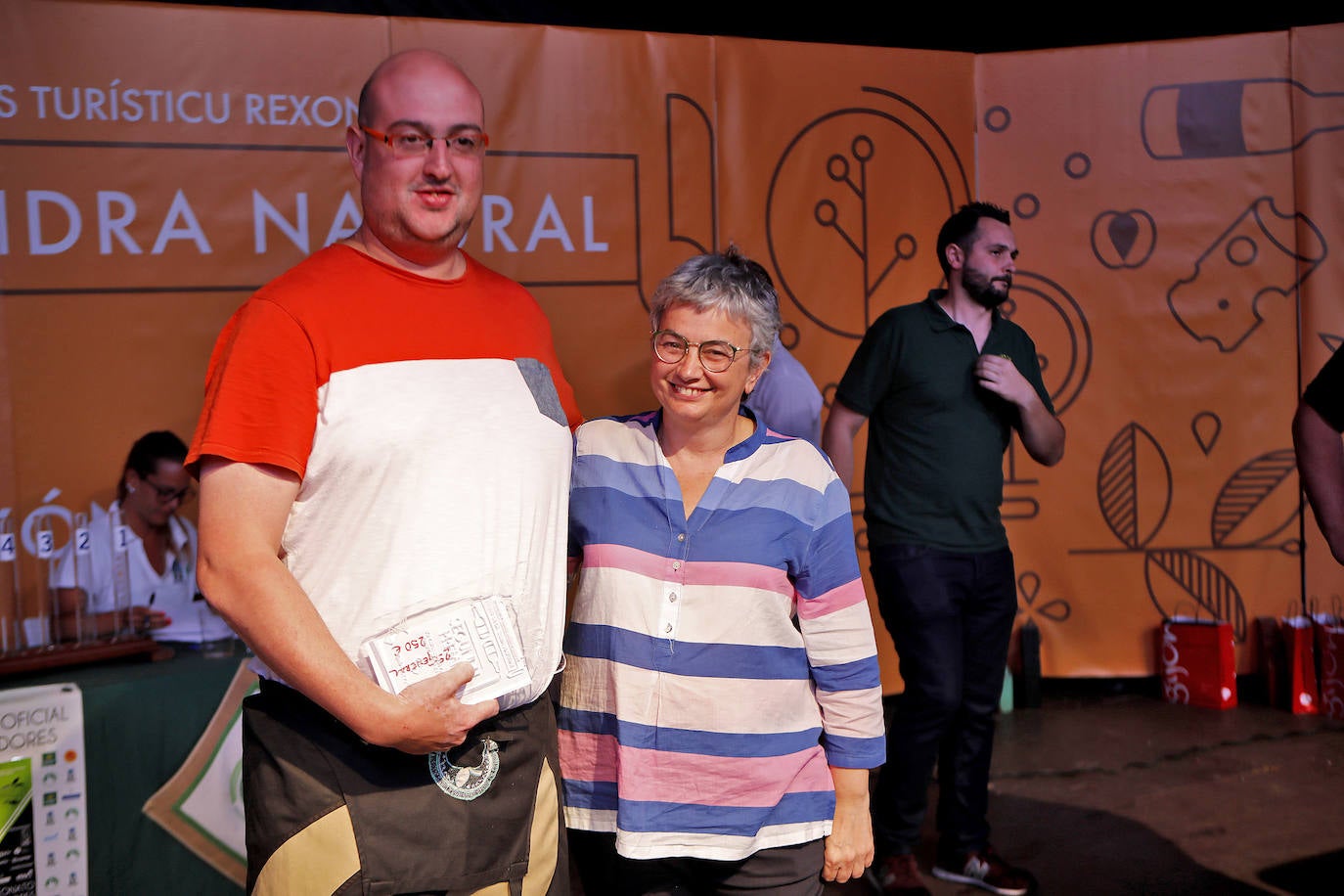 La Playa Mayor de Gijón acogió este jueves la celebración del Concurso de Escanciadores, dentro de las actividades de la fiesta de la sidra. 