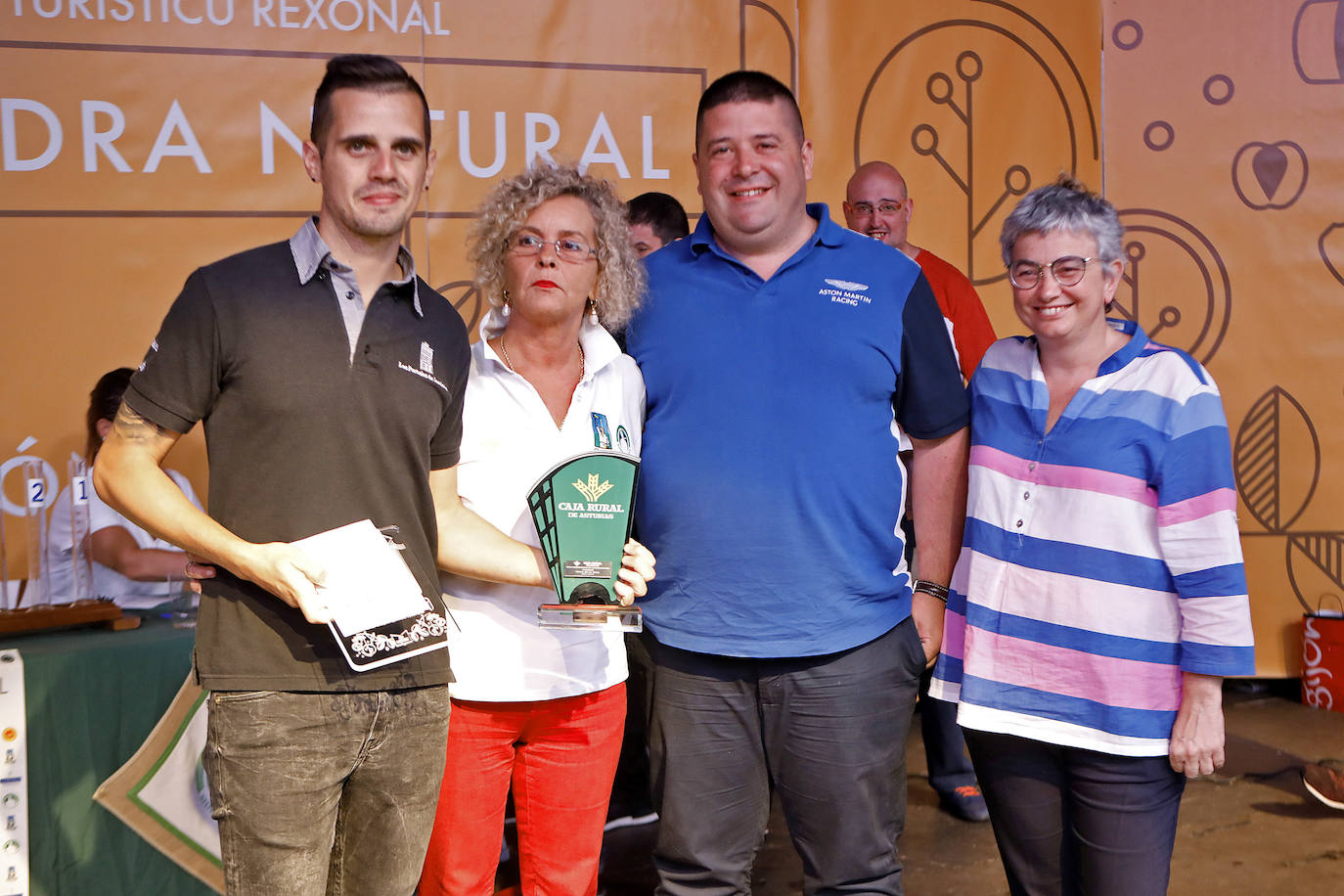 La Playa Mayor de Gijón acogió este jueves la celebración del Concurso de Escanciadores, dentro de las actividades de la fiesta de la sidra. 