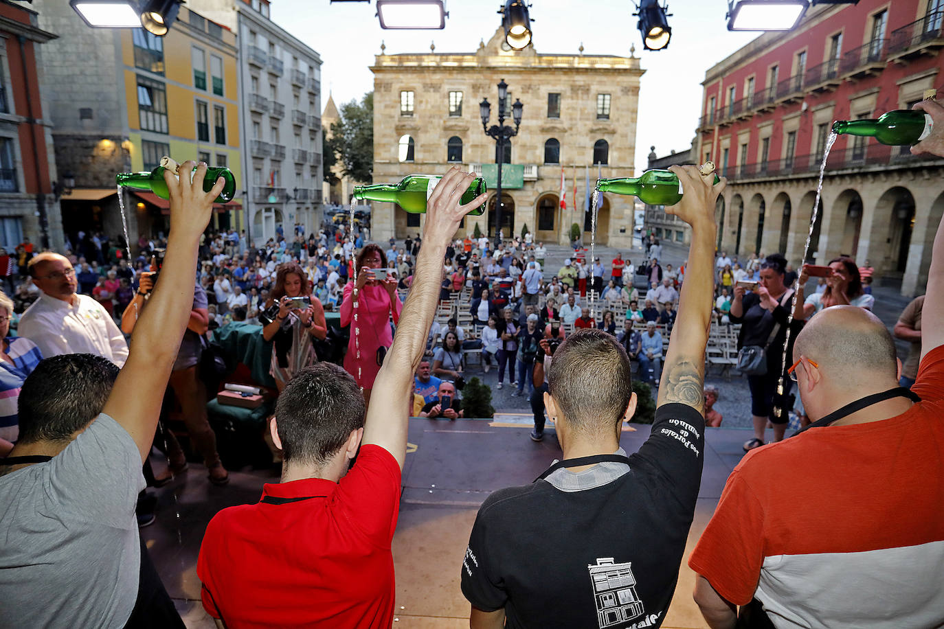 La Playa Mayor de Gijón acogió este jueves la celebración del Concurso de Escanciadores, dentro de las actividades de la fiesta de la sidra. 