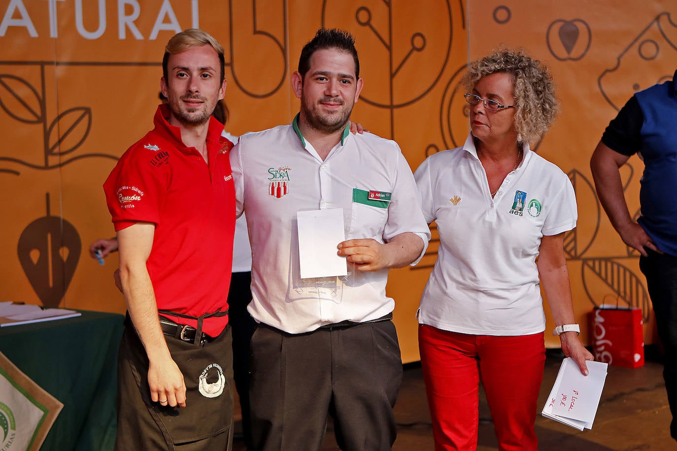 La Playa Mayor de Gijón acogió este jueves la celebración del Concurso de Escanciadores, dentro de las actividades de la fiesta de la sidra. 