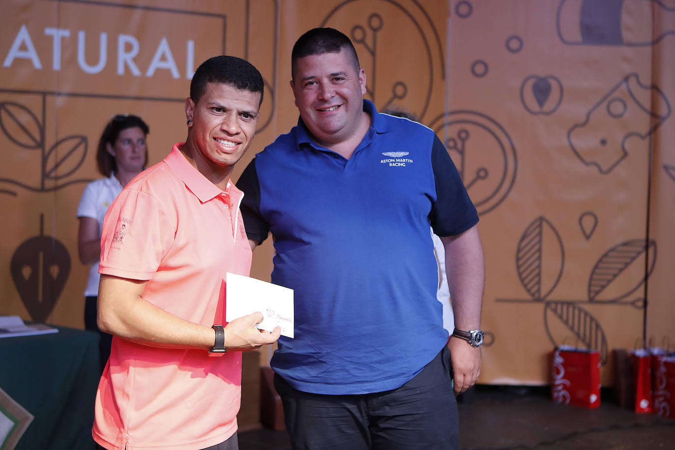 La Playa Mayor de Gijón acogió este jueves la celebración del Concurso de Escanciadores, dentro de las actividades de la fiesta de la sidra. 
