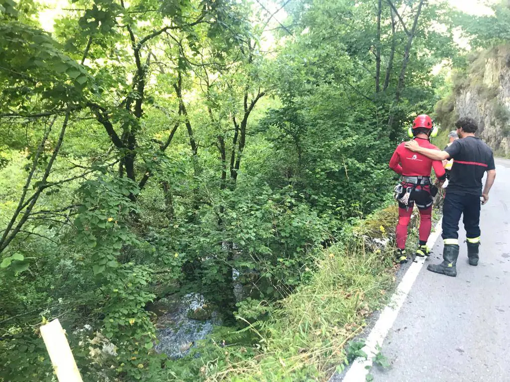 Dos personas han resultado heridas al caer con el coche en el que viajaban al río Nalón en el concejo de Caso. El accidente ha tenido lugar en la carretera que une La Foz con el puerto de Tarna.