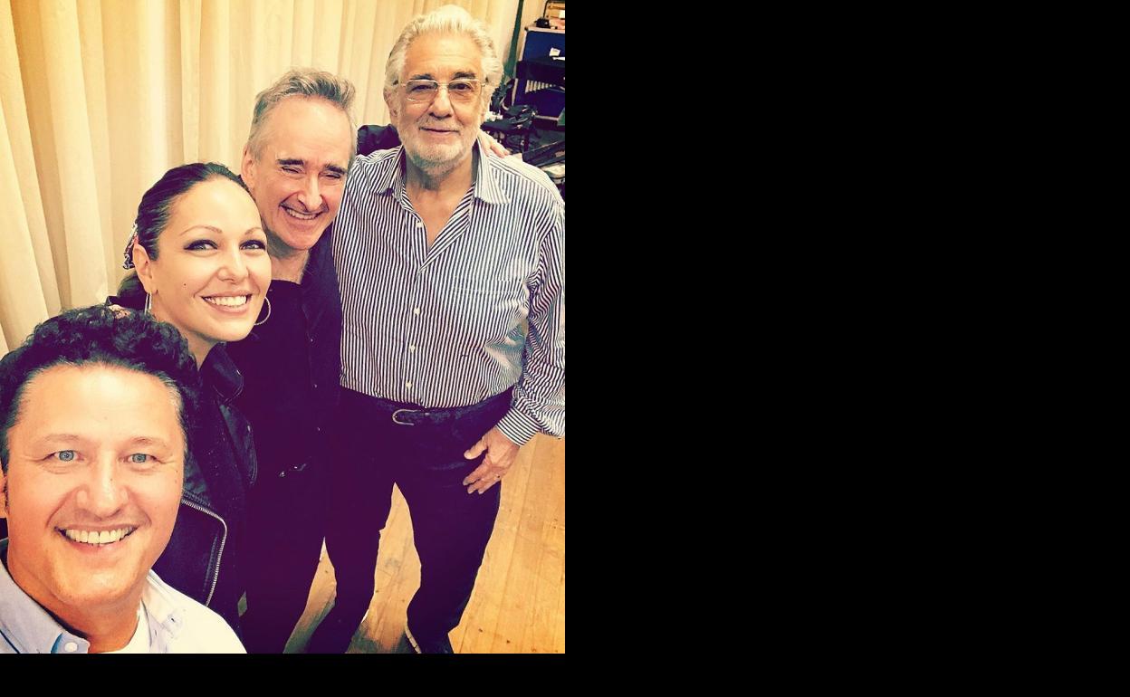 La soprano Nino Machaidze colgó esta foto el martes en las redes sociales. «Me siento feliz, especialmente cuando los colegas son grandes amigos y maravillosas personas», escribe la cantante. 