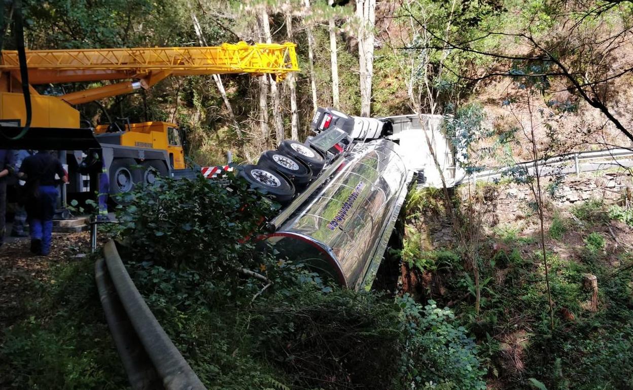 Vehículo accidentado en Villayón.