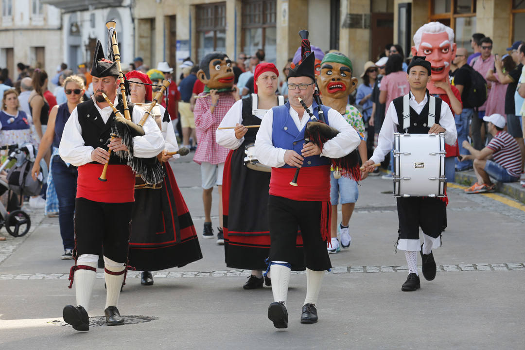 Miles de luarqueses y turistas disfrutaron este jueves de las populares fiestas de San Timoteo. ¡Búscate en nuestra galería! 