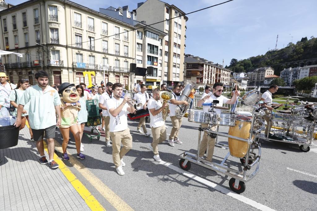 Miles de luarqueses y turistas disfrutaron este jueves de las populares fiestas de San Timoteo. ¡Búscate en nuestra galería! 