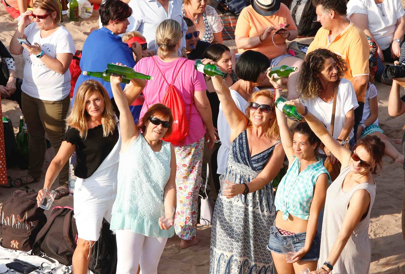 La playa de Poniente ha acogido un nuevo récord en una de las actividades más multitudinarias del verano gijonés. 