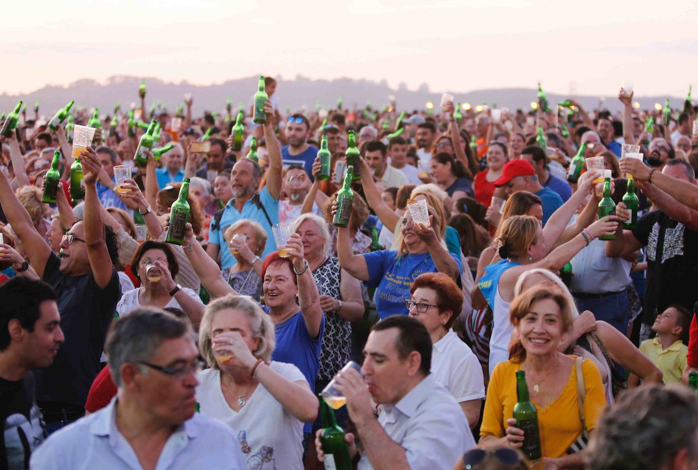 La playa de Poniente ha acogido un nuevo récord en una de las actividades más multitudinarias del verano gijonés. 