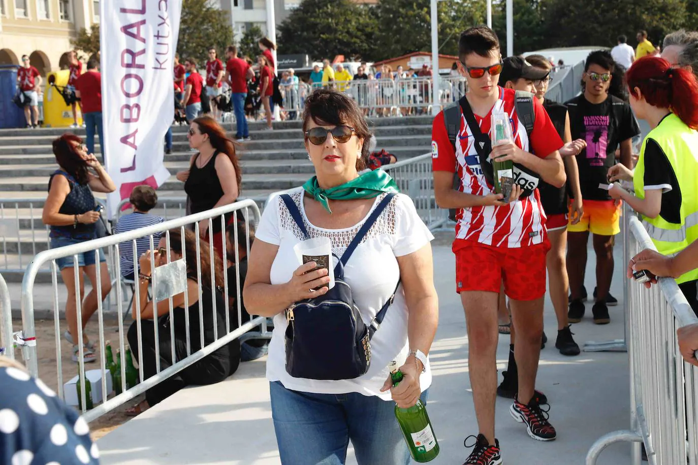 La playa de Poniente ha acogido un nuevo récord en una de las actividades más multitudinarias del verano gijonés. 