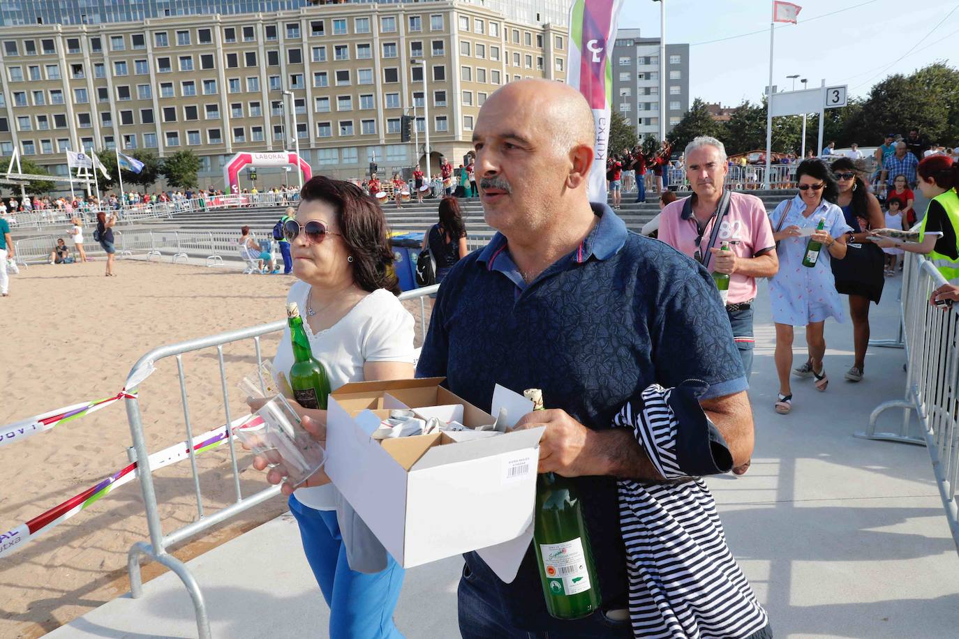 La playa de Poniente ha acogido un nuevo récord en una de las actividades más multitudinarias del verano gijonés. 