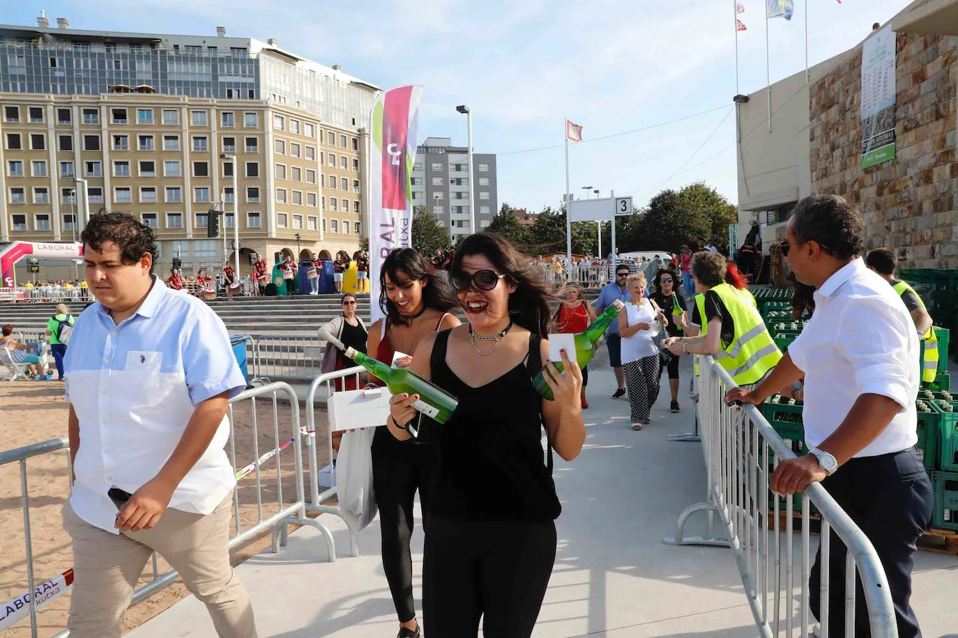 La playa de Poniente ha acogido un nuevo récord en una de las actividades más multitudinarias del verano gijonés. 