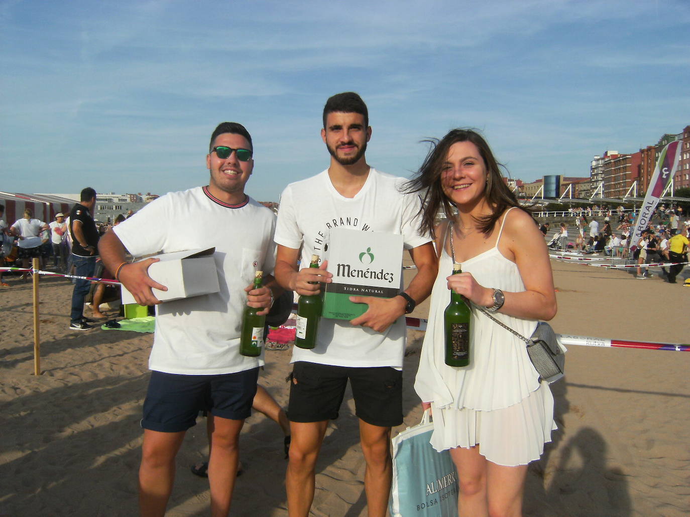 La playa de Poniente ha acogido un nuevo récord en una de las actividades más multitudinarias del verano gijonés