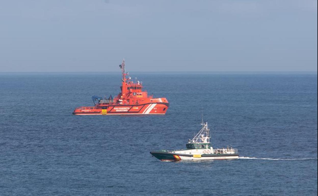 Embarcaciones de Salvamento y Guardia Civil en la costa de Castrillón.