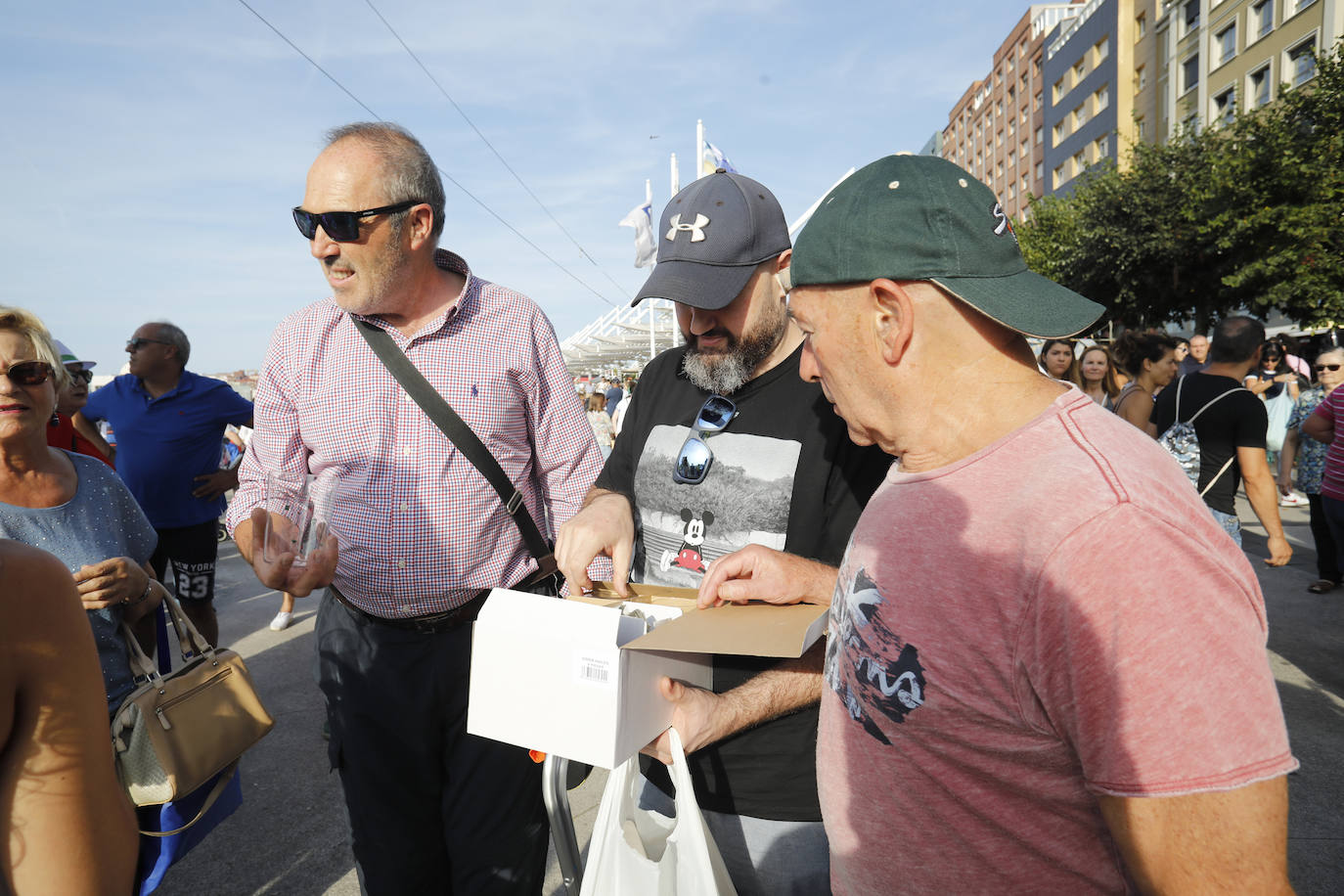 La playa de Poniente ha acogido un nuevo récord en una de las actividades más multitudinarias del verano gijonés.