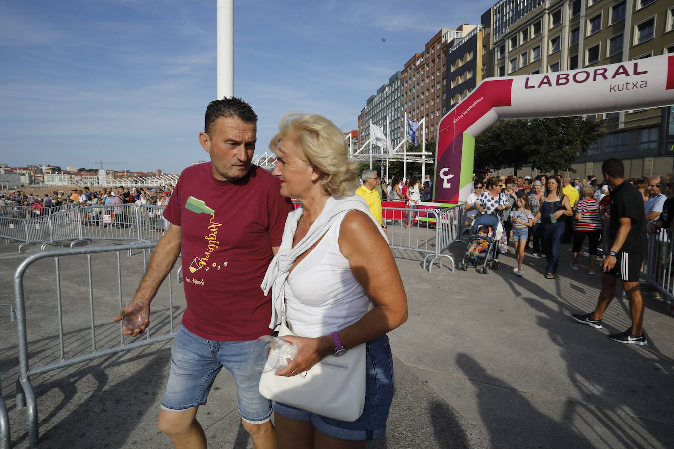 La playa de Poniente ha acogido un nuevo récord en una de las actividades más multitudinarias del verano gijonés.