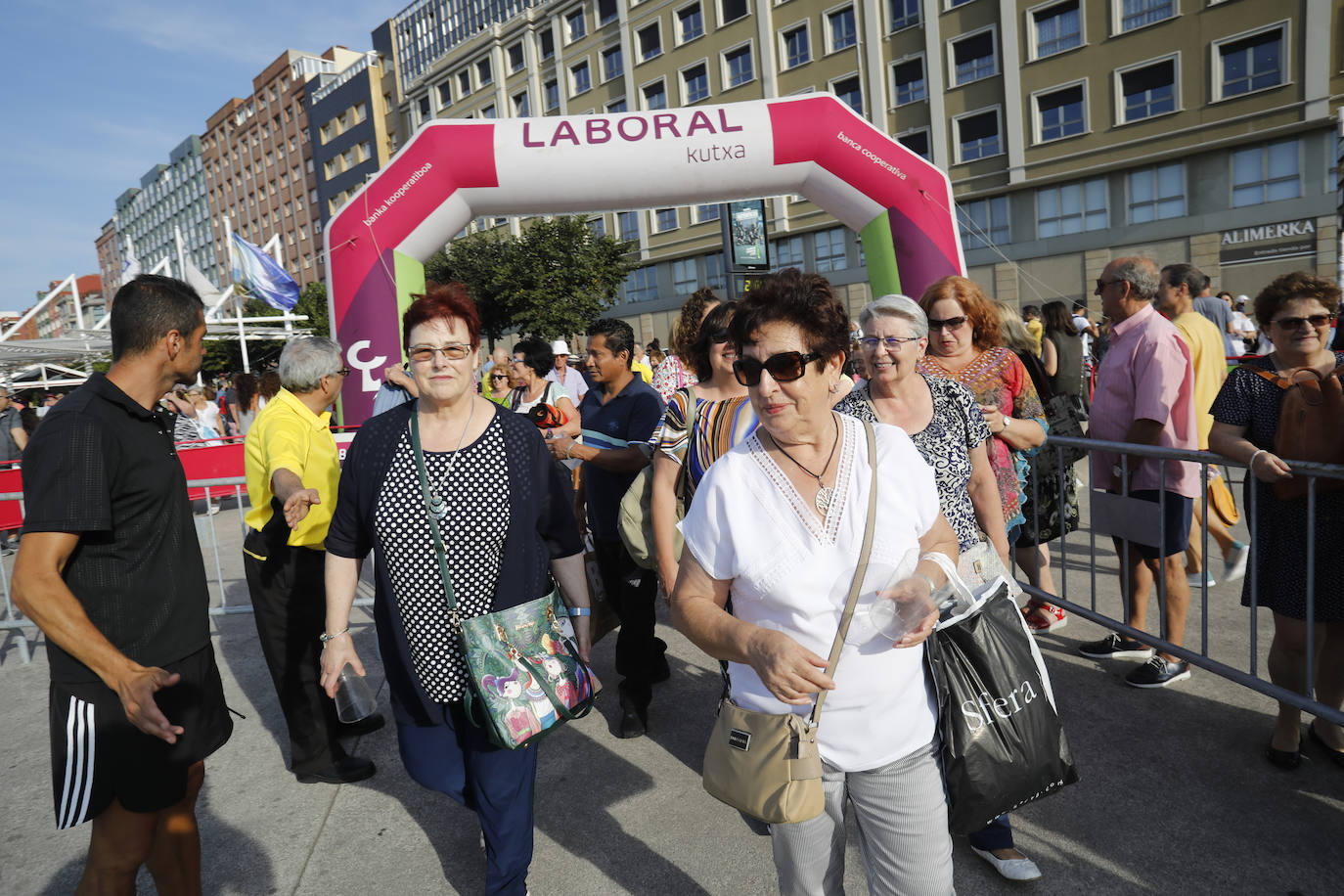 La playa de Poniente ha acogido un nuevo récord en una de las actividades más multitudinarias del verano gijonés.