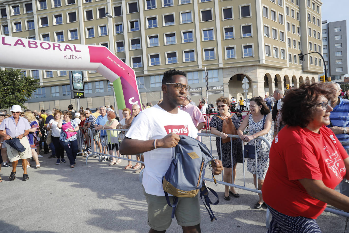 La playa de Poniente ha acogido un nuevo récord en una de las actividades más multitudinarias del verano gijonés.