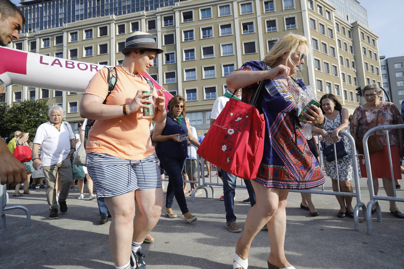 La playa de Poniente ha acogido un nuevo récord en una de las actividades más multitudinarias del verano gijonés.