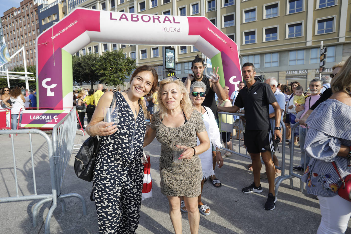 La playa de Poniente ha acogido un nuevo récord en una de las actividades más multitudinarias del verano gijonés.