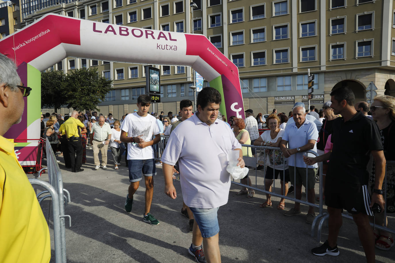 La playa de Poniente ha acogido un nuevo récord en una de las actividades más multitudinarias del verano gijonés.